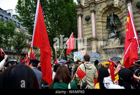 Counter-Demonstranten mit chinesischen Fahnen und Demonstranten Unterstützung pro-demokratische Proteste in Hongkong. Place St Michel, Paris, Frankreich, 17. Aug 2019. Stockfoto