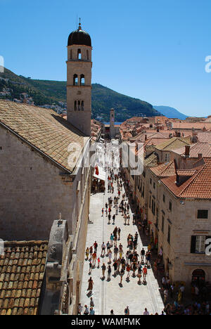 Areal Blick auf die Hauptstraße Stradun in der Altstadt von Dubrovnik, Kroatien. Der Kalkstein gepflasterten Fußgängerzone läuft rund 300 Meter durch den Ol Stockfoto