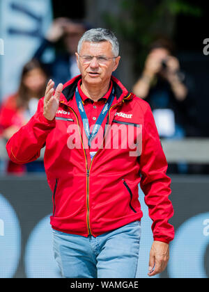 Rotterdam, Niederlande. 21 Aug, 2019. Europäische Meisterschaft, Reitsport, Springreiten, individuelle und Team Qualifikation: Otto Becker, Nationaltrainer, überprüft den Kurs. Credit: Rolf Vennenbernd/dpa/Alamy leben Nachrichten Stockfoto