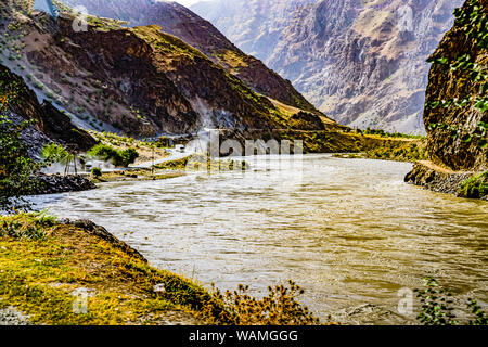 Lkw-Verkehr auf der Pamir Highway auf dem Fluss Padj an der afghanischen Grenze in der Nähe von Toghmay, Tadschikistan Stockfoto