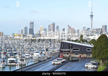 Auckland City Skyline mit der Westhaven Marina im Vordergrund. Stockfoto