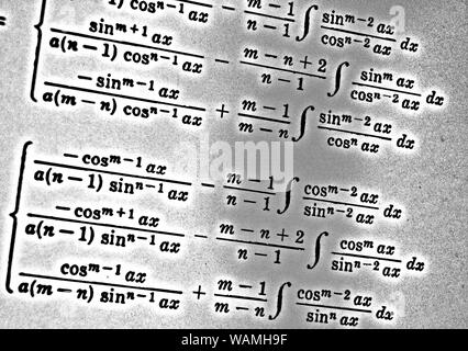 Große Anzahl von mathematischen Formeln auf einem weißen Hintergrund HDR Stockfoto