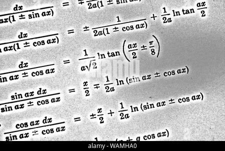 Große Anzahl von mathematischen Formeln auf einem weißen Hintergrund HDR Stockfoto