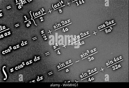 Große Anzahl von mathematischen Formeln auf einem schwarzen Hintergrund HDR Stockfoto