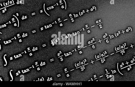 Große Anzahl von mathematischen Formeln auf einem schwarzen Hintergrund HDR Stockfoto