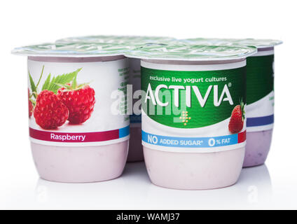 LONDON, Großbritannien - 18 August, 2019: Pack von Activia exclusive live Joghurt Kulturen mit Erdbeere und Himbeere auf weißem Hintergrund. Wenig Fett, ohne Zusatz von Zucker Stockfoto