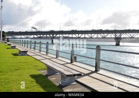 Blick auf den Hafen von Auckland Brücke von der Westhaven Marina Stockfoto