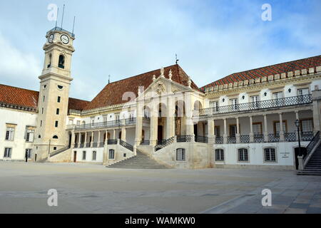 Fassade des Hauptgebäudes der Universität Coimbra - Portugal. Es wurde 1290 gegründet und ist eine der ältesten Universität der Welt Stockfoto