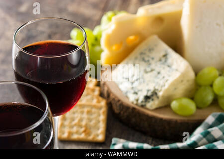 Auswahl an Käse und Wein auf hölzernen Tisch. Stockfoto