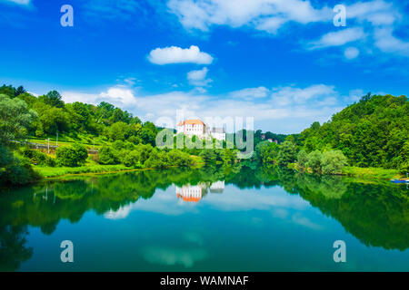 Fluss Kupa und schönen alten Ozalj Burg auf dem Hügel in der Stadt von Ozalj, Kroatien, Reflexion im Wasser Oberfläche Stockfoto