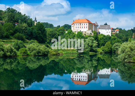 Fluss Kupa und schönen alten Ozalj Burg auf dem Hügel in der Stadt von Ozalj, Kroatien, Reflexion im Wasser Oberfläche Stockfoto