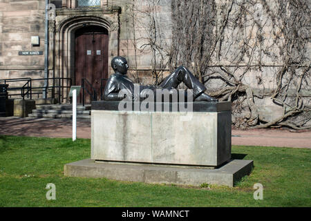 Jugend mit Split Apple Skulptur von Kenny Hunter außerhalb King's Collage, Universität Aberdeen, Aberdeen, Aberdeen, Schottland, Großbritannien Stockfoto