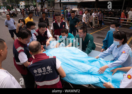 (190821) - CHENGDU, Aug 21, 2019 (Xinhua) - Medizinische Personal Escort einen schwer verletzten Mann per Hubschrauber auf das West China Hospital der Sichuan University, Chengdu transportiert, im Südwesten Chinas Provinz Sichuan, Aug 21., 2019. Acht Menschen starben und 26 blieben fehlen nach heftigen Regenschauern am Dienstag Aba tibetischen autonomen Präfektur Qiang zerschlagen, im Südwesten Chinas Provinz Sichuan, lokale Behörden sagte Mittwoch. Ab Mittag Mittwoch, den Regen - Katastrophen ausgelöst, sechs Menschen verletzt, darunter drei mit schweren Verletzungen, und mehr als 100.000 Menschen müssen evacu werden Stockfoto