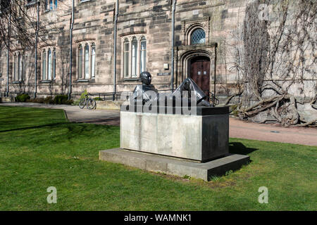 Jugend mit Split Apple Skulptur von Kenny Hunter außerhalb King's Collage, Universität Aberdeen, Aberdeen, Aberdeen, Schottland, Großbritannien Stockfoto