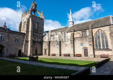 Crown Tower und Viereck aus King's College Chapel, Universität Aberdeen, Aberdeen, Aberdeen, Schottland, Großbritannien Stockfoto