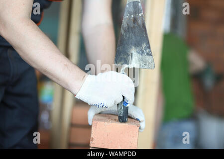 Spachtel in der geschickten Hände Stockfoto