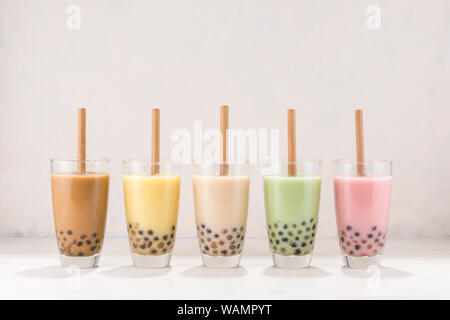 Reihe von frischem boba Bubble Tea Gläser mit Stroh auf weißem Hintergrund. Stockfoto