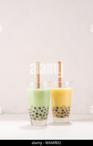 Auswahl an hausgemachten Bubble Tea/boba Tee mit Tapioka Perlen auf weißem Hintergrund Stockfoto