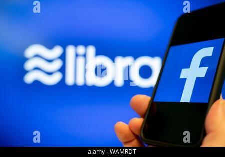 Eingereicht - 27. Juni 2019, Berlin: Illustration - Das Logo (l) der Facebook Währung Waage im Hintergrund gesehen werden kann. Nach einem Medienbericht, der EU-Kommission ist sie einen genaueren Blick auf die Pläne der US-Riese Facebook für die digitale Währung Waage. Die Wettbewerbswidrigen Behörden sehen die Möglichkeit, dass Facebook und der Libra Association Firmen illegal Wettbewerber ausschließen konnte, schrieb die Financial Service Bloomberg unter Berufung auf ein Dokument der Kommission. Foto: Kay Nietfeld/dpa Stockfoto
