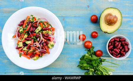 Gesunde vegetarische Avocado und Gartenbohne Sommersalat mit Cherry Tomaten, Zwiebeln und Paprika Stockfoto