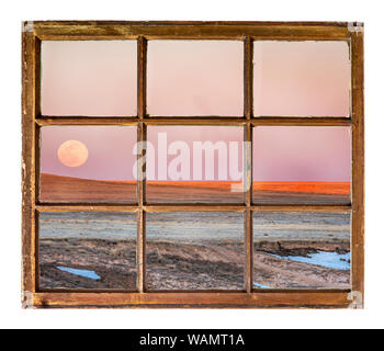 Sonnenuntergang und Mondaufgang über Prairie wie aus einem Jahrgang Schiebefenster gesehen Stockfoto