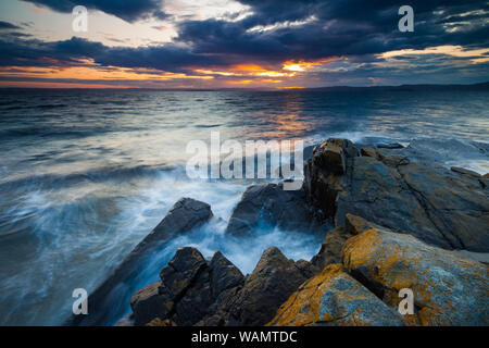 Schönen August Sonnenuntergang am Oslofjord, in Nes auf der Insel Jeløy, Moos Kommune, Østfold, Norwegen. Stockfoto