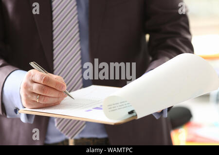 Prüfer stellen Signatur auf die amtlichen Daten, Dokument Stockfoto