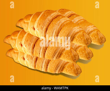 Seitenansicht des frisch gebackenen Croissants auf einer hölzernen Schneidebrett Stockfoto