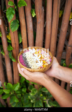 Tropisches Frühstück Fruit Smoothie Schüssel Stockfoto