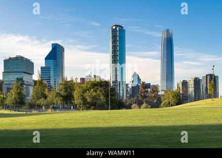 Skyline von Gebäuden und Providencia Vitacura Bezirke vom Parque Bicentenario, Santiago de Chile Stockfoto