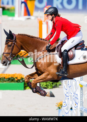 Rotterdam, Niederlande. 21 Aug, 2019. Europameisterschaften, Reitsport, Springreiten, individuelle und Team Qualifikation: Simone Blum aus Deutschland auf dem Pferd Alice über ein Hindernis springt. Credit: Rolf Vennenbernd/dpa/Alamy leben Nachrichten Stockfoto