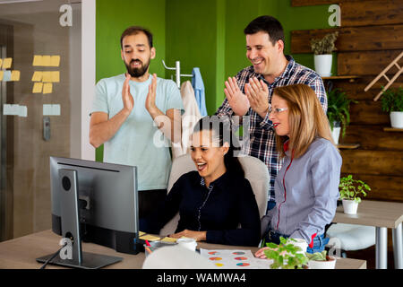 In der kreativen Unternehmen und Mitarbeiter feiern eine grosse Ausführung Stockfoto