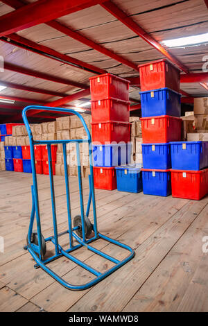 Hinterlegung Boxen in der zwischendecke eines Lagers Textilfabrik in Botswana, Afrika Stockfoto