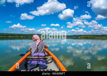 Im Kanu auf dem Muckersee Jezioro Mokre, UNESCO Biosphärenreservat Masurische Gesehen bei Krutyn, Ermland-Masuren, Polen, Europa | Kanu auf dem Nasser See Stockfoto