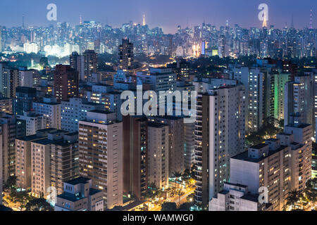 Die Skyline in der Dämmerung von Sao Paulo, Brasilien, Südamerika Stockfoto