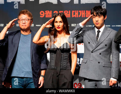 Megan Fox und Kwak Kyung-Taek, 21. August 2019: Hollywoodstar Megan Fox (C) und die Südkoreanischen Regisseur Kwak Kyung-Taek (L) ein Schaufenster für neuen Film "Schlacht von Jangsari' an einem Theater in Seoul, Südkorea. Die koreanische Film erzählt die Geschichte einer Gruppe von 772 Koreanische student Soldaten, die gegen Nordkorea während der 1950-53 Koreakrieg gekämpft. Es wird Koreanischen Bildschirme schlug am 25. September. Quelle: Lee Jae-Won/LBA/Alamy leben Nachrichten Stockfoto