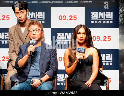 Megan Fox und Kwak Kyung-Taek, 21. August 2019: Hollywoodstar Megan Fox (vorn R) und Südkoreanischen Regisseur Kwak Kyung-Taek (vorne L) ein Schaufenster für neuen Film "Schlacht von Jangsari' an einem Theater in Seoul, Südkorea. Die koreanische Film erzählt die Geschichte einer Gruppe von 772 Koreanische student Soldaten, die gegen Nordkorea während der 1950-53 Koreakrieg gekämpft. Es wird Koreanischen Bildschirme schlug am 25. September. Quelle: Lee Jae-Won/LBA/Alamy leben Nachrichten Stockfoto