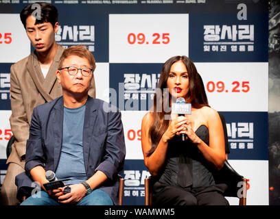 Megan Fox und Kwak Kyung-Taek, 21. August 2019: Hollywoodstar Megan Fox (vorn R) und Südkoreanischen Regisseur Kwak Kyung-Taek (vorne L) ein Schaufenster für neuen Film "Schlacht von Jangsari' an einem Theater in Seoul, Südkorea. Die koreanische Film erzählt die Geschichte einer Gruppe von 772 Koreanische student Soldaten, die gegen Nordkorea während der 1950-53 Koreakrieg gekämpft. Es wird Koreanischen Bildschirme schlug am 25. September. Quelle: Lee Jae-Won/LBA/Alamy leben Nachrichten Stockfoto