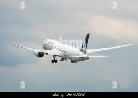 TAIPEI, Taiwan - 19. MAI 2019: ANA Boeing 787-9 Dreamliner Star Alliance spezielle Farbe weg von der Taipei Songshan Airport in Taipei, Taiwan. Stockfoto