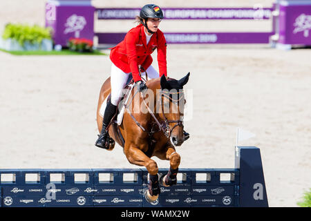 Rotterdam, Niederlande. 21 Aug, 2019. Europameisterschaften, Reitsport, Springreiten, individuelle und Team Qualifikation: Simone Blum aus Deutschland auf dem Pferd Alice über ein Hindernis springt. Credit: Rolf Vennenbernd/dpa/Alamy leben Nachrichten Stockfoto