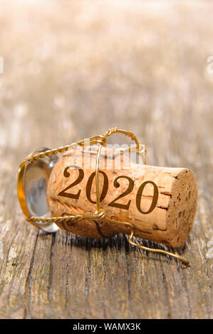 Frohes neues Jahr 2020 mit Kork Champagner Stockfoto