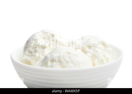 Weiße Schüssel mit weißen Eis auf einem weißen Hintergrund. Vorderansicht Stockfoto
