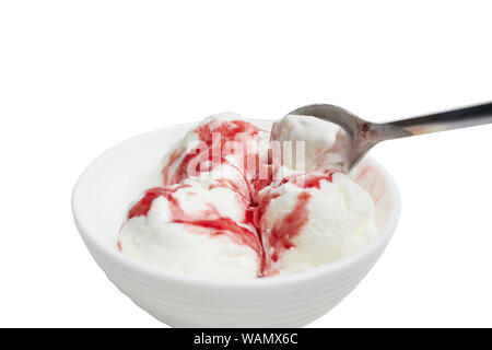 Kugeln aus weißem Eis mit roten Beeren Sirup in einer weißen Schüssel auf einem weißen Hintergrund. Eis Kommissionierung Löffel Stockfoto