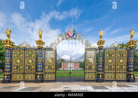 Die im Juni 2019 Golden Gates von Warrington Rathaus renoviert. Der viktorianische Tore waren ursprünglich für Queen Victoria in Sandringham bestimmt. Stockfoto