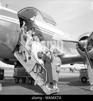 1950er Jahre Urlaub. Eine Gruppe älterer Menschen stehen auf der Treppe zu einem Luftfahrzeug Waving Goodbye. Flughafen Bromma Stockholm 1958. Ref 3752 Stockfoto