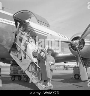 1950er Jahre Urlaub. Eine Gruppe älterer Menschen stehen auf der Treppe zu einem Luftfahrzeug Waving Goodbye. Flughafen Bromma Stockholm 1958. Ref 3752 Stockfoto