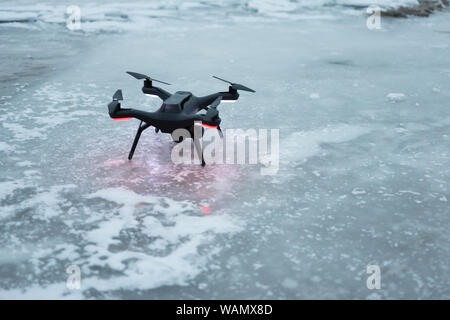 Quadcopter bereitet für den Flug auf gefrorenen Utah Lake, USA Stockfoto