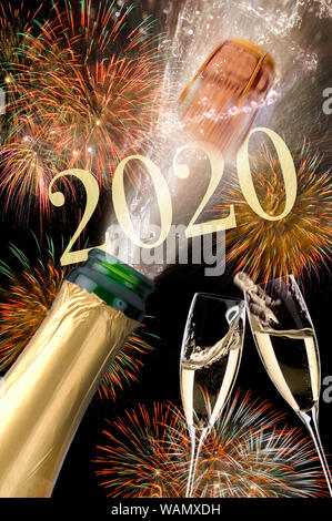 Frohes neues Jahr 2020 mit Feuerwerk und Spritzwasser Flasche Champagner Stockfoto