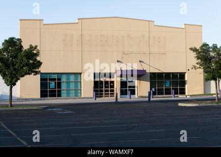 Die verblichenen Umriss eines logo Zeichen außerhalb eines verlassenen Kinder 'R' Us Store in Orem, Utah am 29. Juli 2019. Stockfoto