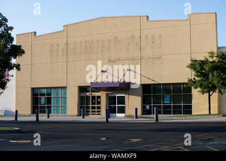 Die verblichenen Umriss eines logo Zeichen außerhalb eines verlassenen Kinder 'R' Us Store in Orem, Utah am 29. Juli 2019. Stockfoto